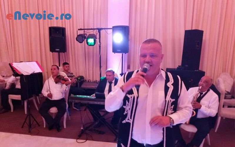 1divertisment-evenimente-formatie-muzicala-sonorizare-si-lumini-organizari-evenimente-organizari-evenimente--formatia-cris.png