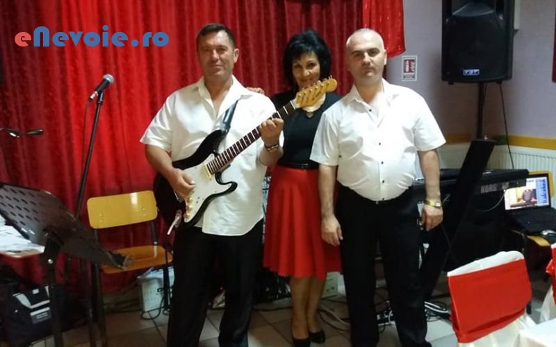 1divertisment-evenimente-formatie-muzicala-organizari-evenimente--formatia-simp.png