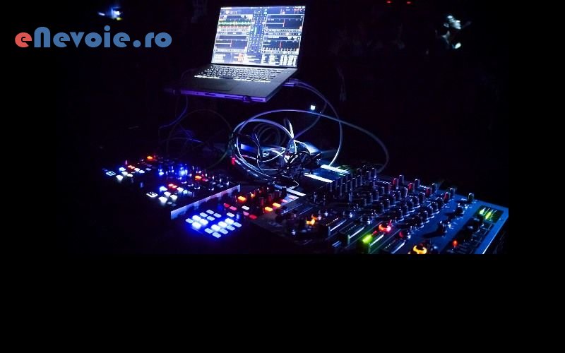 1ursitoare-divertisment-evenimente-dj-fum-greu-gheata-carbonica-sonorizare-si-lumini-organizari-nunti-si-botezuri-organizari-evenimente-organizar.png